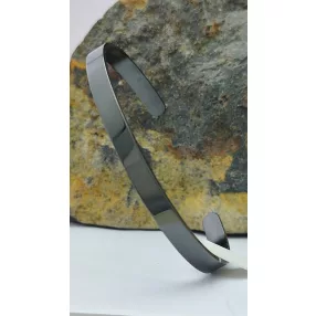 Fekete színű nemesacél nyitott karperec