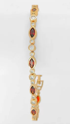 Aranyszínű antiallergén karkötő bordó kristályokkal