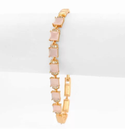 Aranyszínű antiallergén karkötő opálos rózsaszín kristállyal