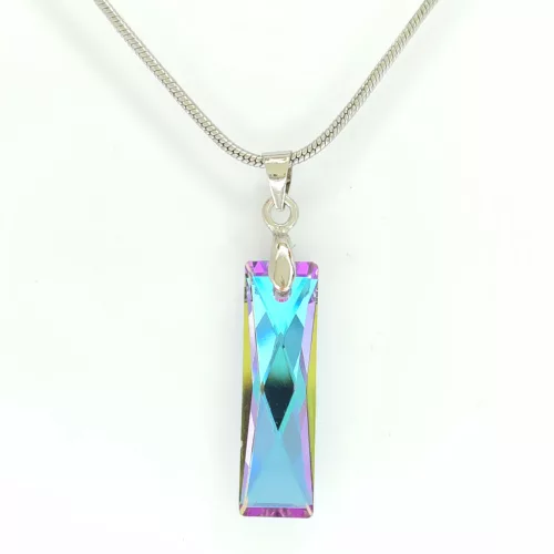 Ezüstszínű nemesacél nyaklánc színjátszós lila Swarovski kristály medállal
