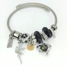   Ezüstszínű nemesacél pandora jellegű karperec tündér és szív charmokkal