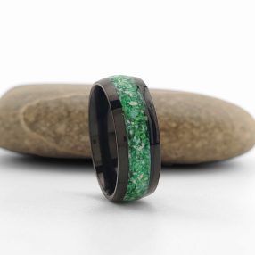 Fekete színű nemesacél gyűrű zöld berakással